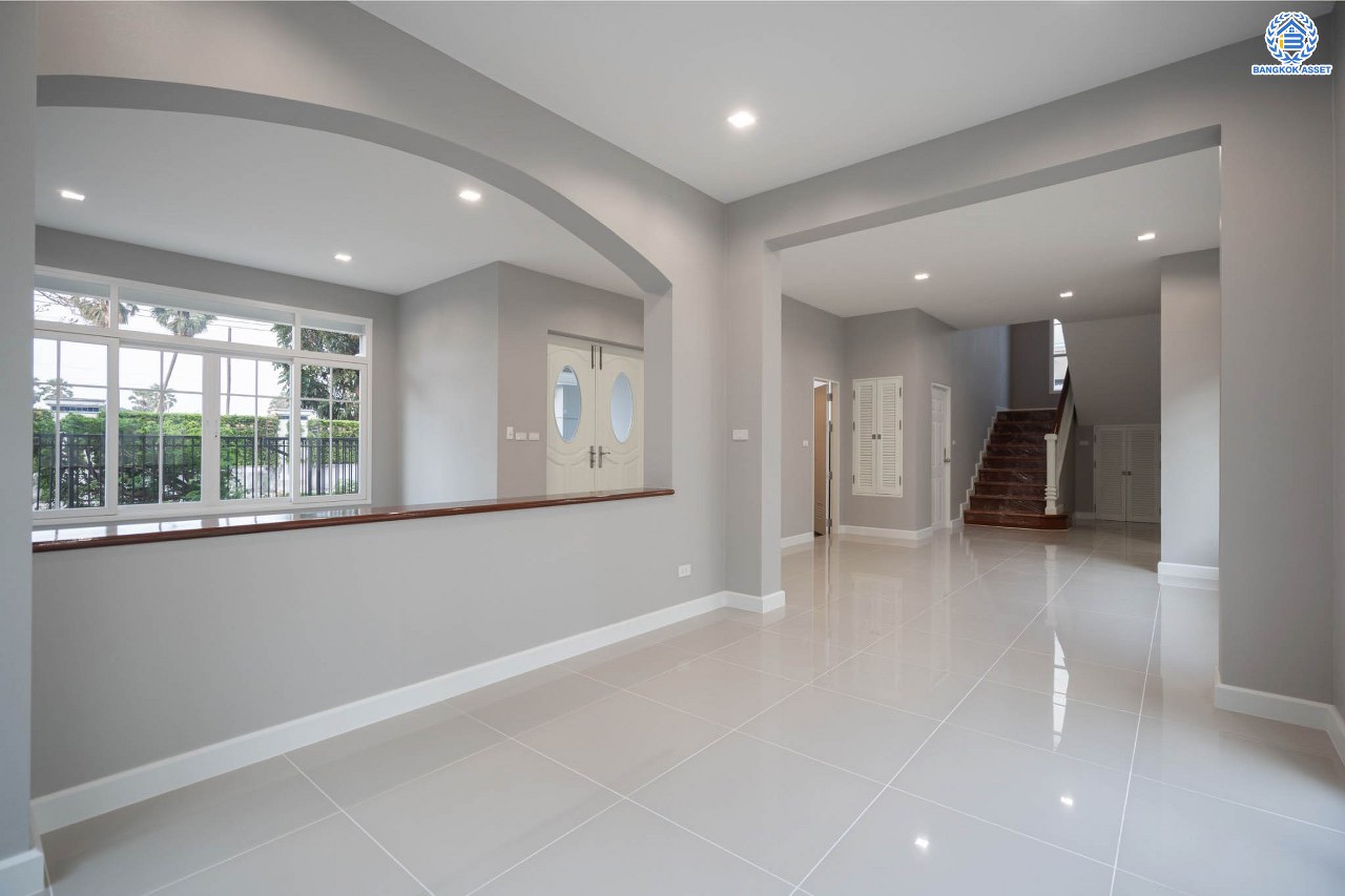 บ้านมือสองตกแต่งใหม่ โครงการ เพอร์เฟคมาสเตอร์พีซ รัตนาธิเบศร์ หลังใหญ่กว่า 91.4 ตร.ว. ฟังก์ชัน 3 ห้องนอน 5 ห้องน้ำ 1 ห้องแม่บ้าน จอดรถได้ 2 คัน พร้อมบรรยากาศโครงการสุด Luxury บนทำเลเชื่อมต่อทุกการเดินทาง ใกล้รถไฟฟ้าสายสีม่วง "สถานีไทรม้า" และจุดขึ้นทางด่วน "งามวงศ์วาน"